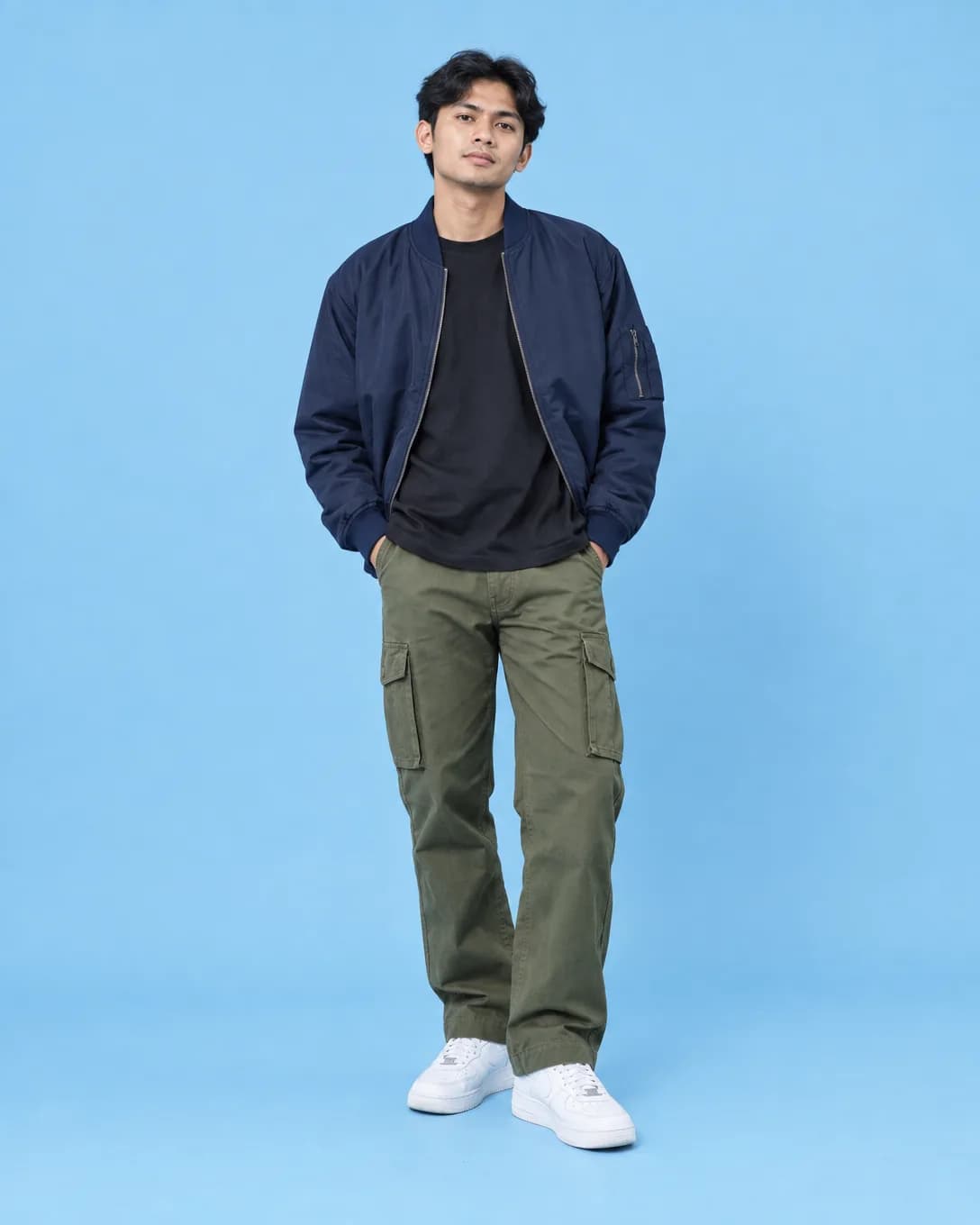 Model pria dengan jaket bomber dan celana cargo